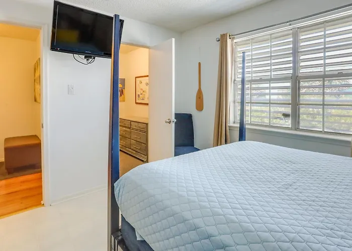 Townhome Near Beach In Galveston Furnished Patio!