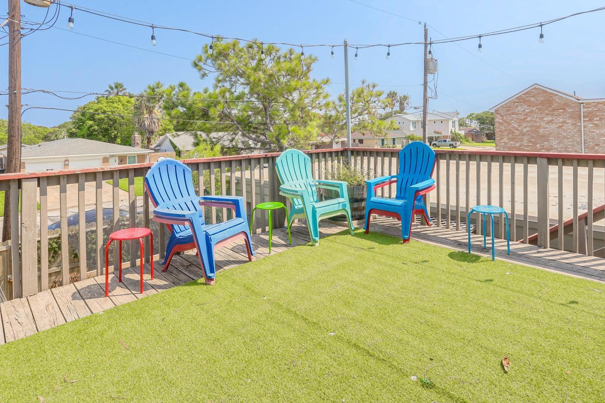 Townhome Near In Furnished Patio! Holiday home Galveston