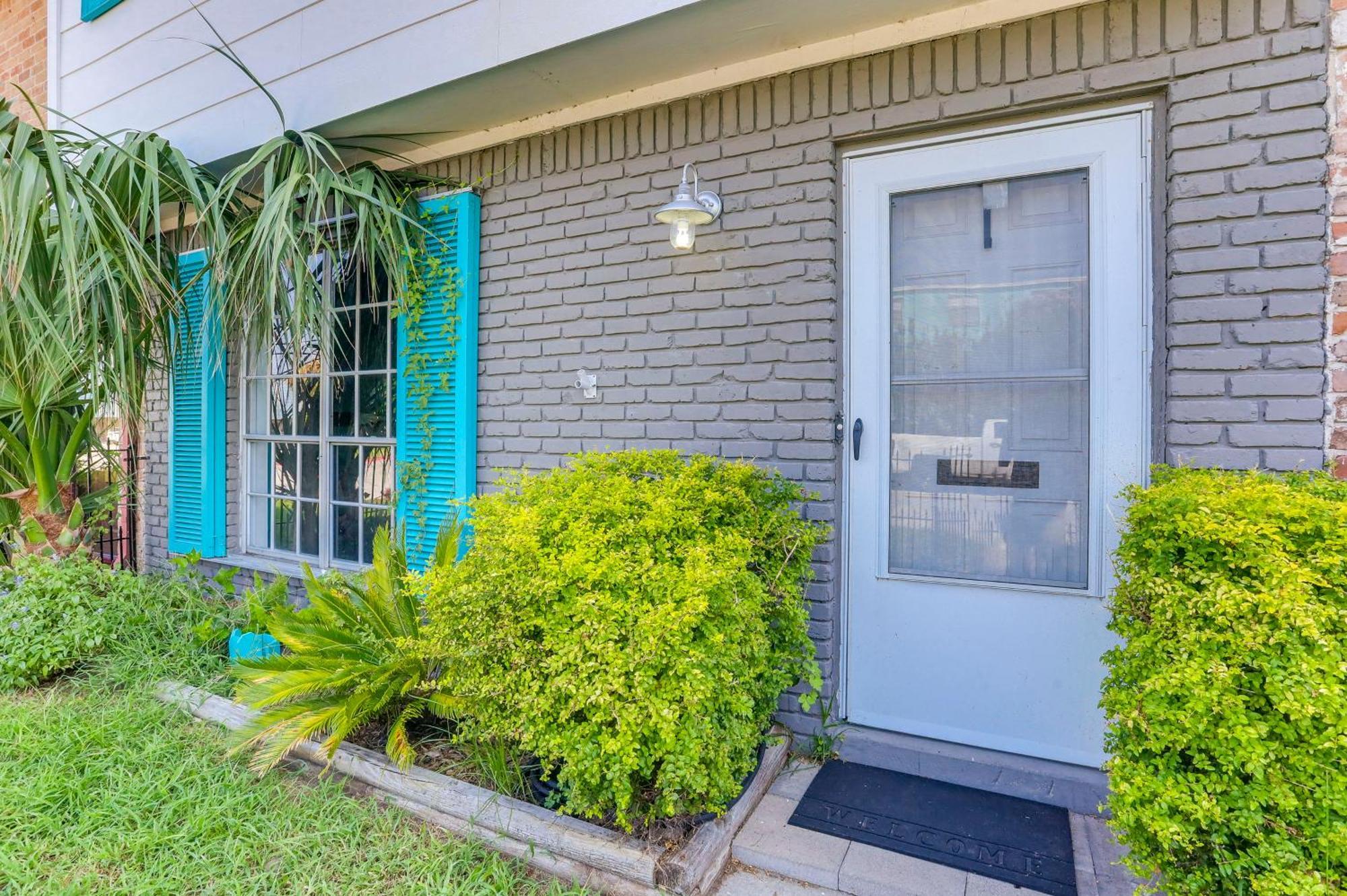 Townhome Near In Furnished Patio! Holiday home Galveston