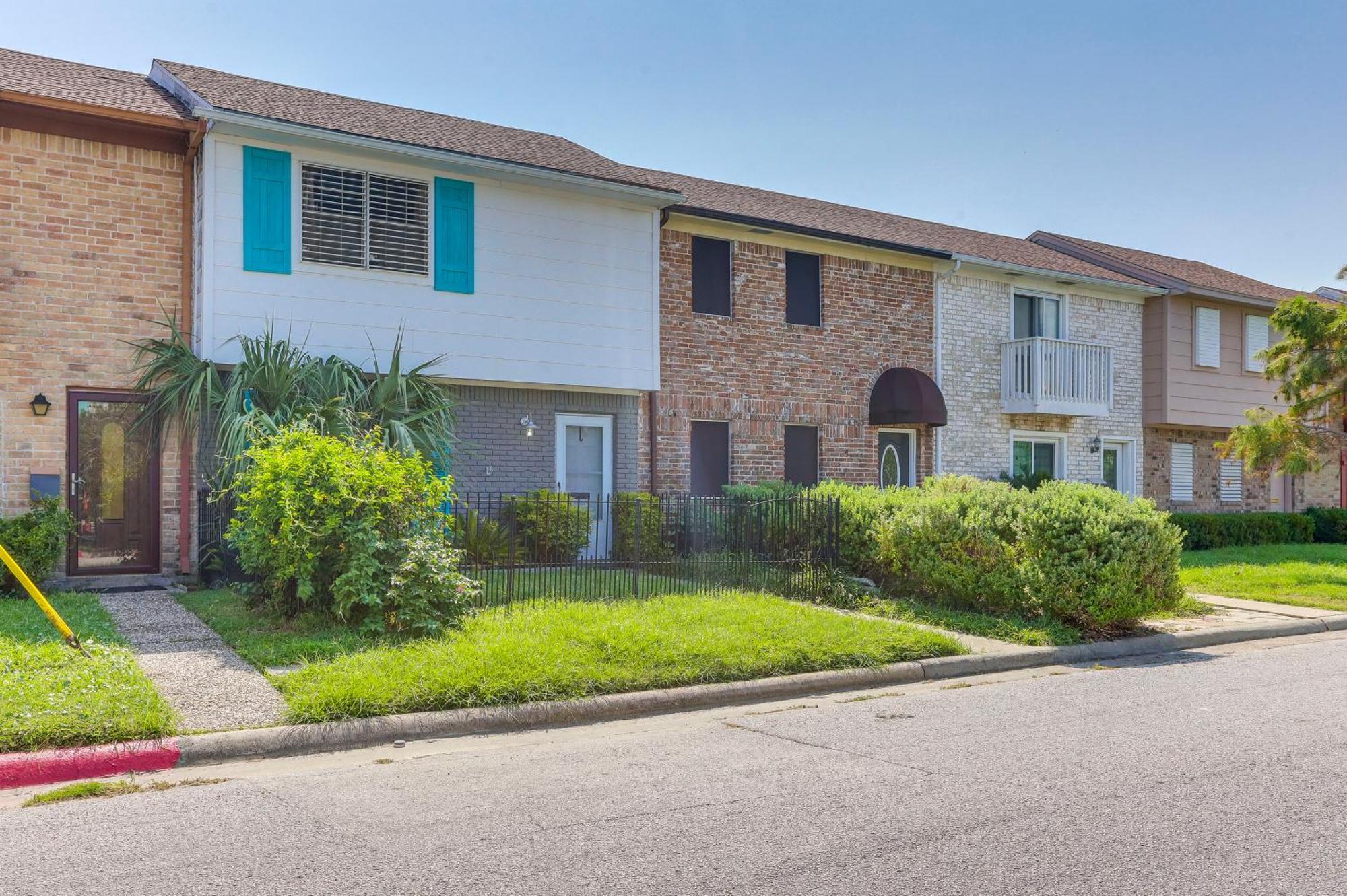 Townhome Near In Furnished Patio! Galveston