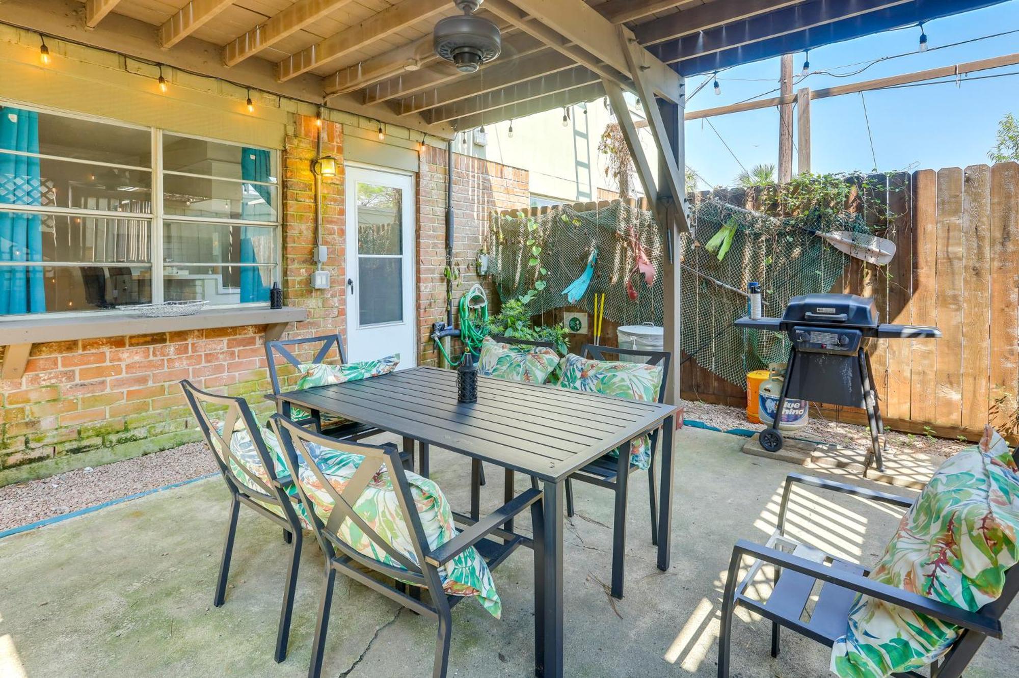 Townhome Near In Furnished Patio! Holiday home