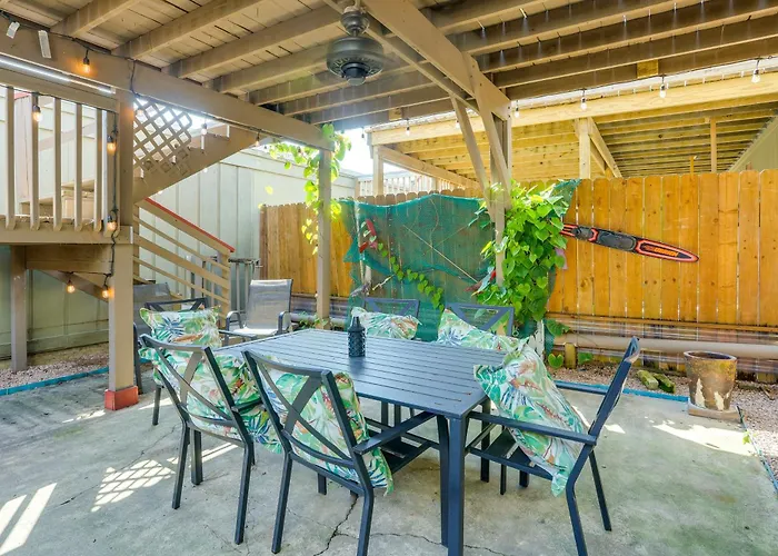 Townhome Near Beach In Galveston Furnished Patio!