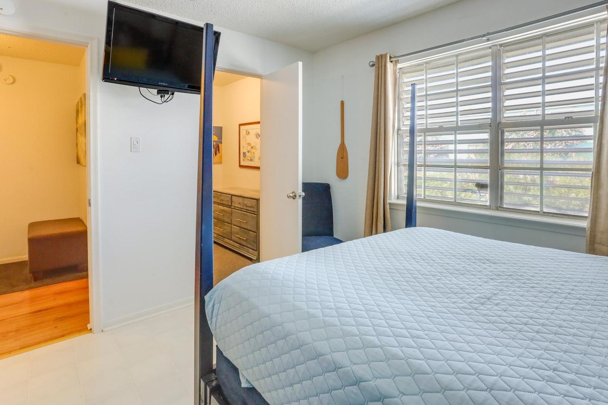 Townhome Near In Furnished Patio! Galveston