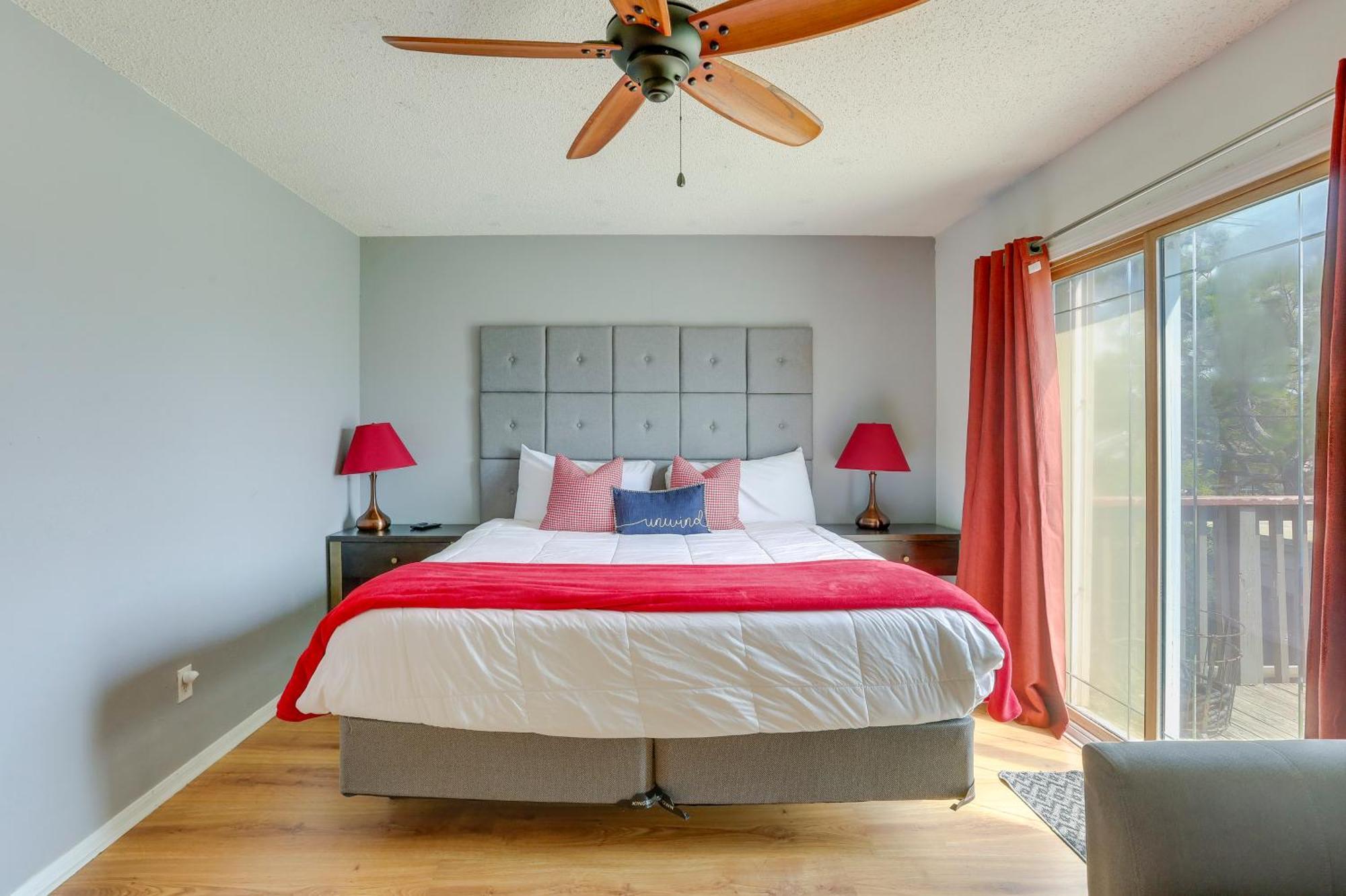 Townhome Near In Furnished Patio! Hébergement de vacances Galveston