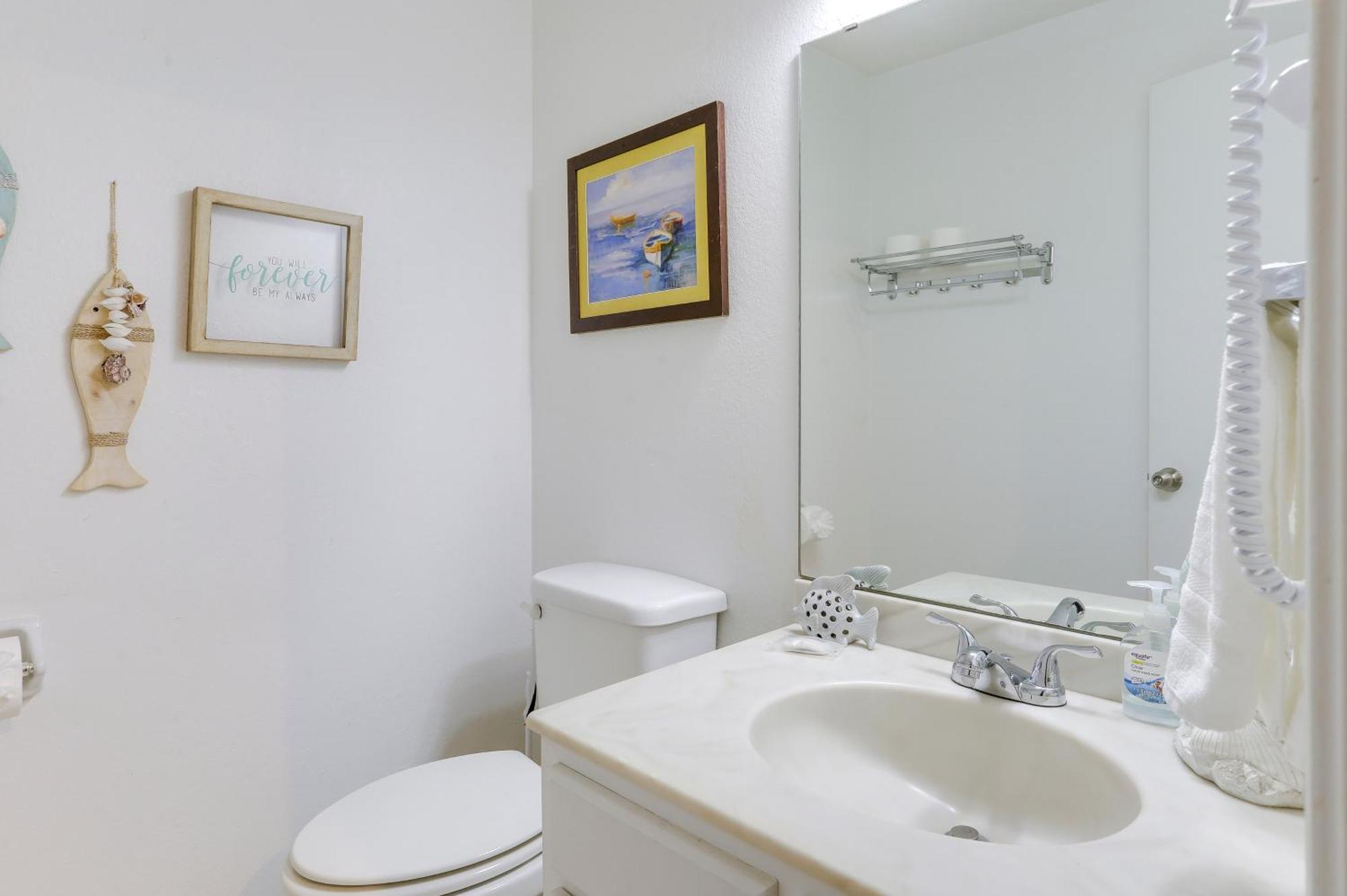 Townhome Near In Furnished Patio! Galveston