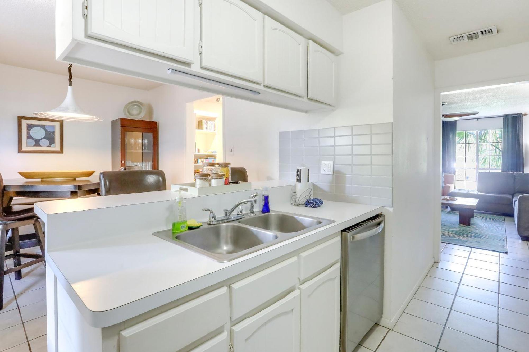 Townhome Near In Furnished Patio!