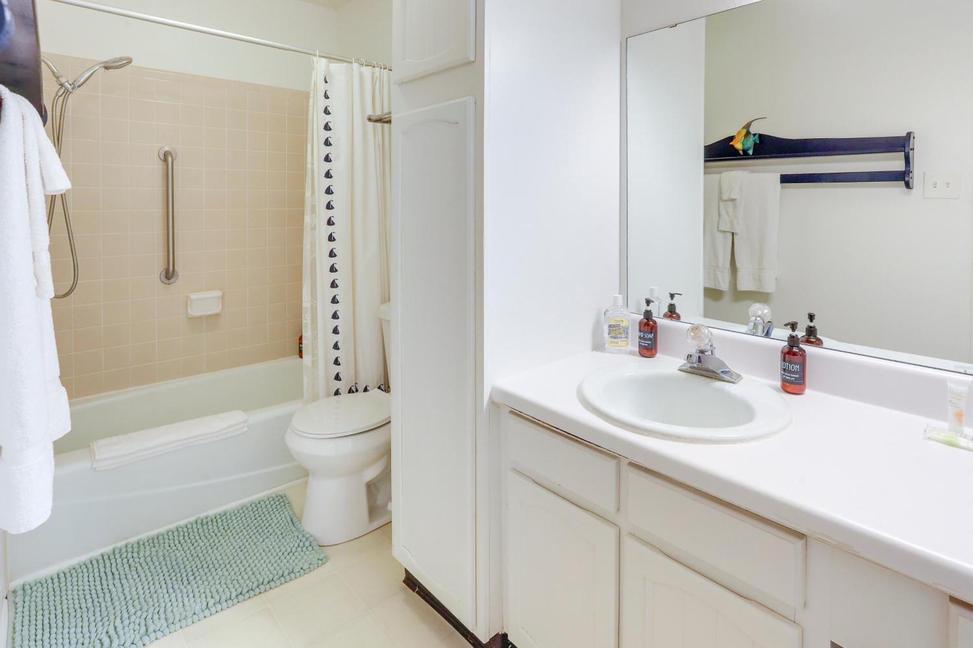 Hébergement de vacances Townhome Near In Furnished Patio!