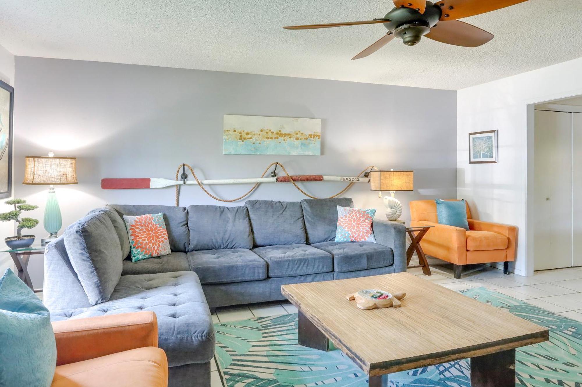 Hébergement de vacances Townhome Near In Furnished Patio!
